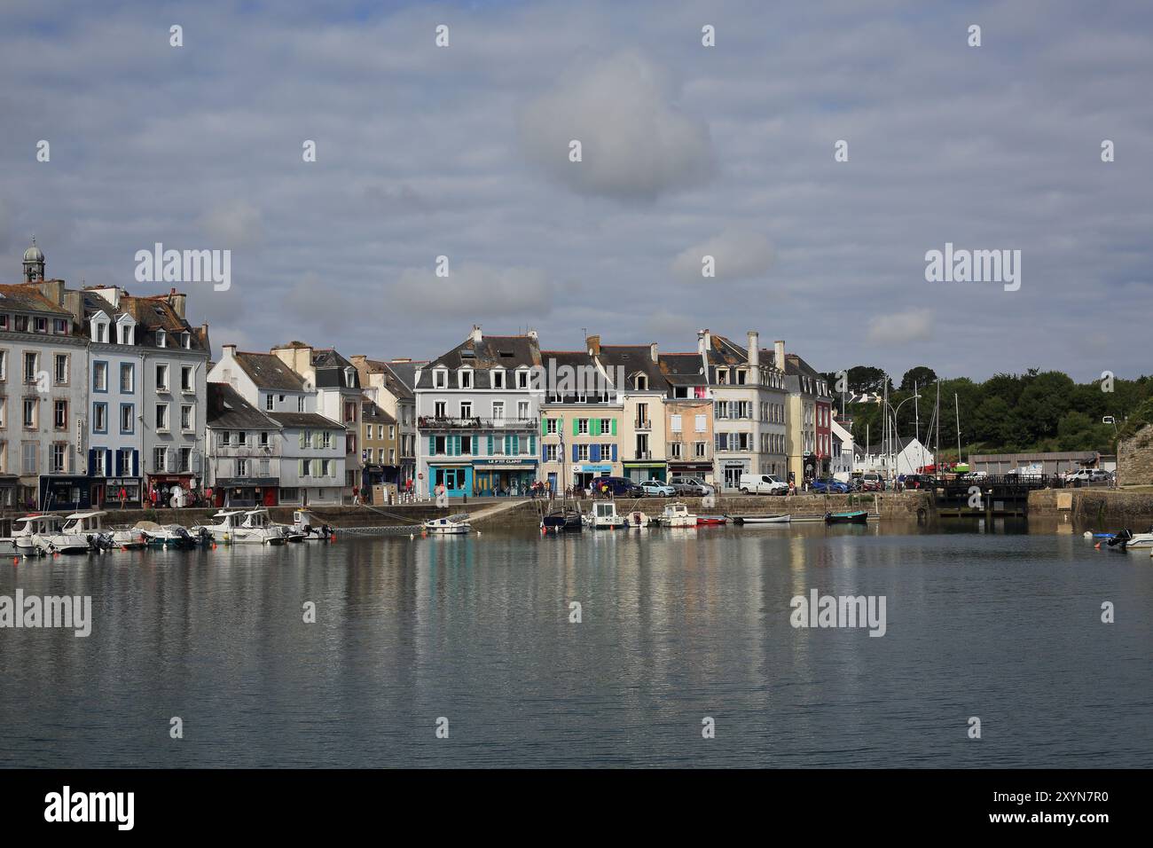 Vue du quai Jacques le Blanc à travers le port intérieur depuis Quai Vauban, le Palais, belle Ile en mer, Bretagne, France Banque D'Images