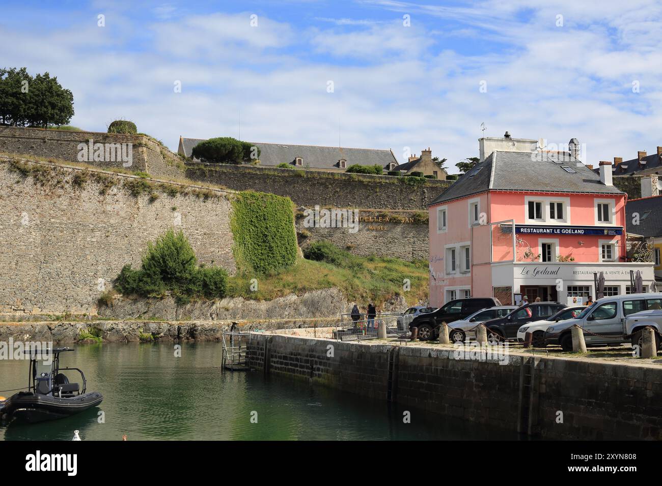 Vue sur la Citadelle et le quai Vauban de l'autre côté du port depuis le quai Jacques le Blanc, le Palais, belle Ile en mer, Bretagne, France Banque D'Images