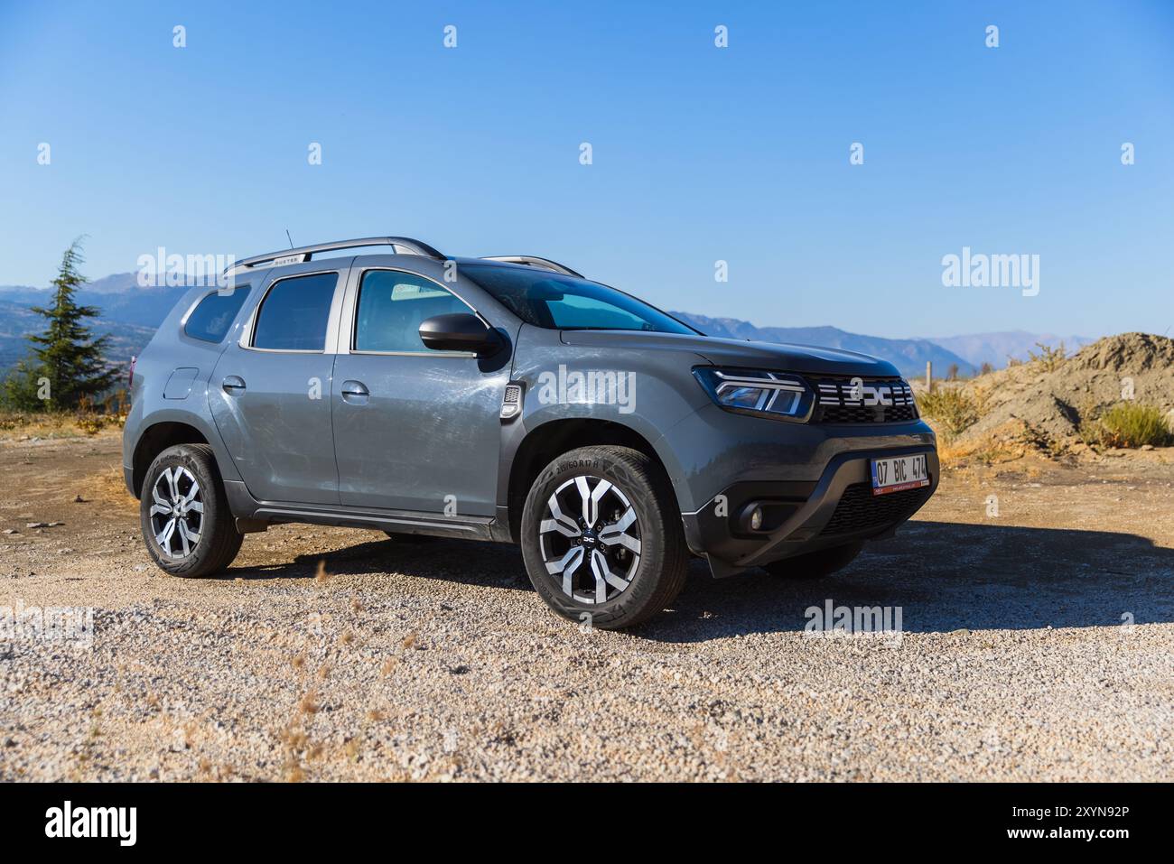 Kalkan, Turquie - 13 août 2024 : New Dacia Duster. Véhicule tout-terrain gris moderne se dresse sur le bord de la route près de la route de montagne par une journée d'été ensoleillée Banque D'Images