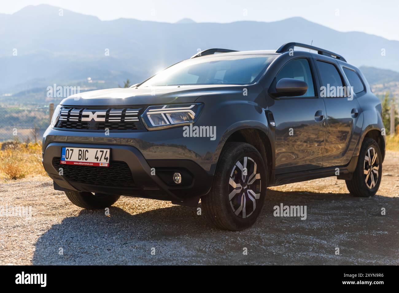 Kalkan, Turquie - 13 août 2024 : 2024 Dacia Duster Close Up. Véhicule tout-terrain gris moderne se dresse sur le bord de la route près de la route de montagne sur un été ensoleillé Banque D'Images