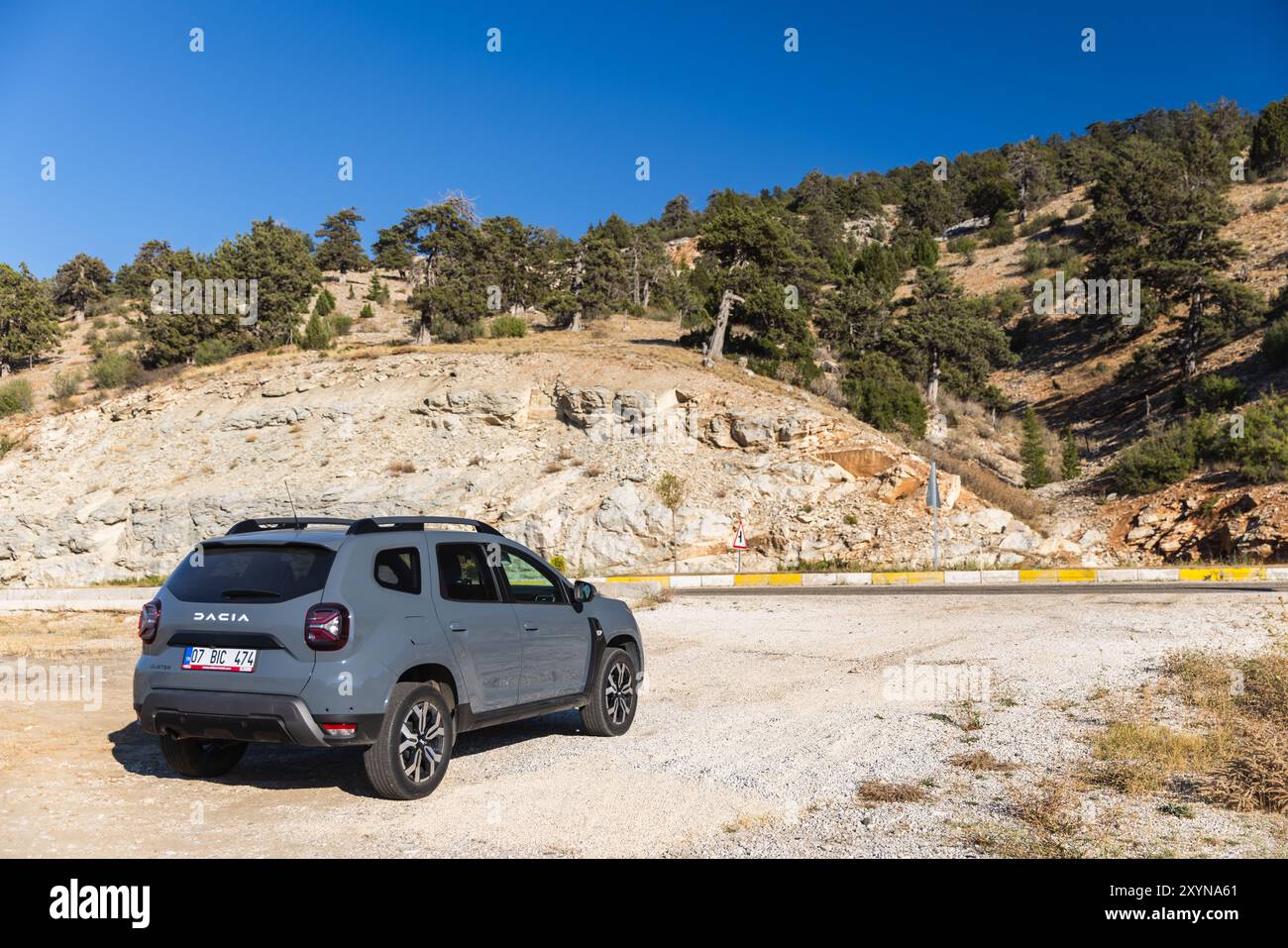 Kalkan, Turquie - 13 août 2024 : 2024 Dacia Duster. Véhicule tout-terrain gris moderne se dresse sur le bord de la route près de la route de montagne par une journée d'été ensoleillée Banque D'Images