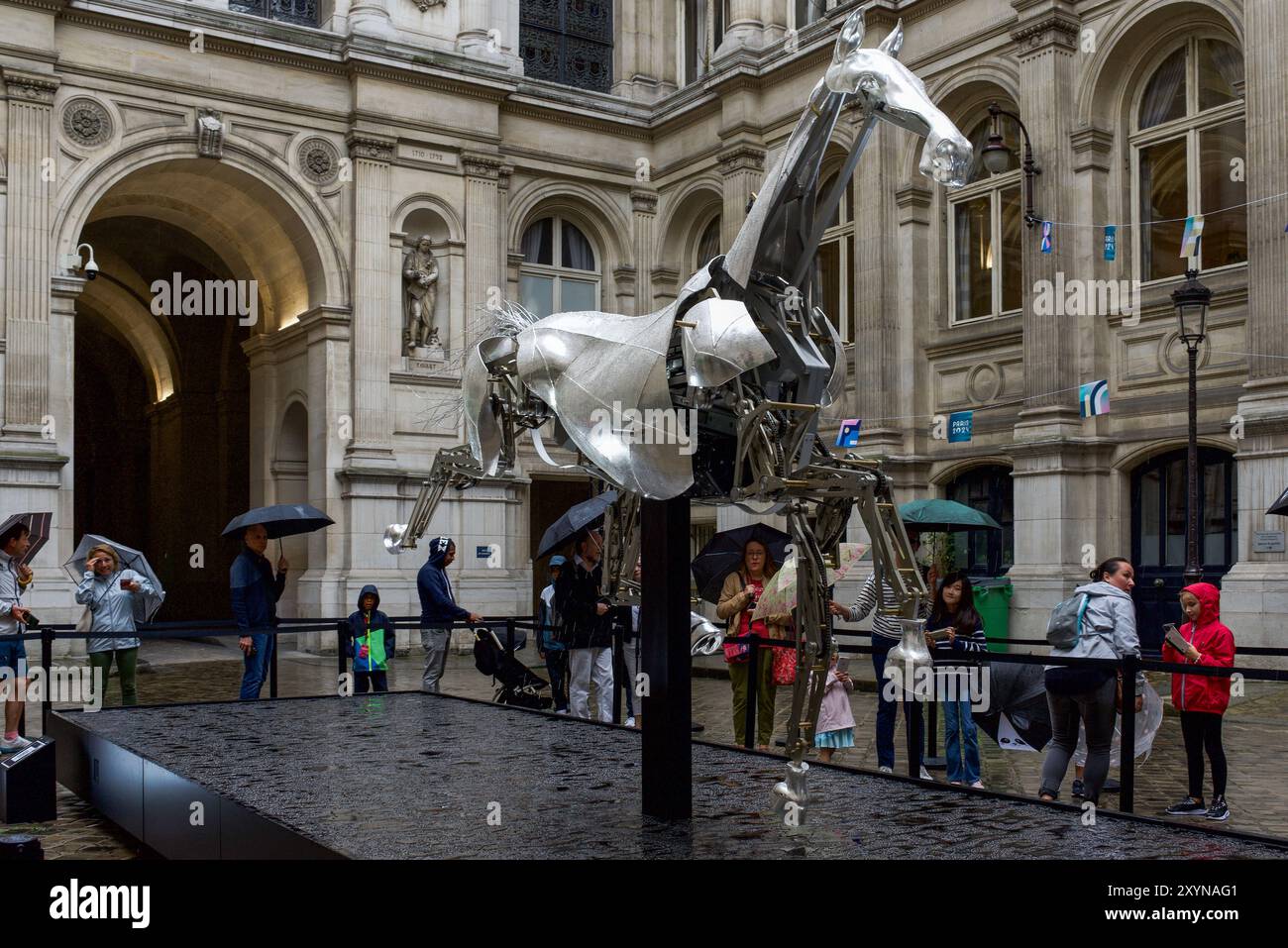 aris, France 08.30.2024 le cheval métallique Zeus qui a galopé le long de la Seine lors de la cérémonie d'ouverture des Jeux Olympiques d'été de Paris 2024. Banque D'Images