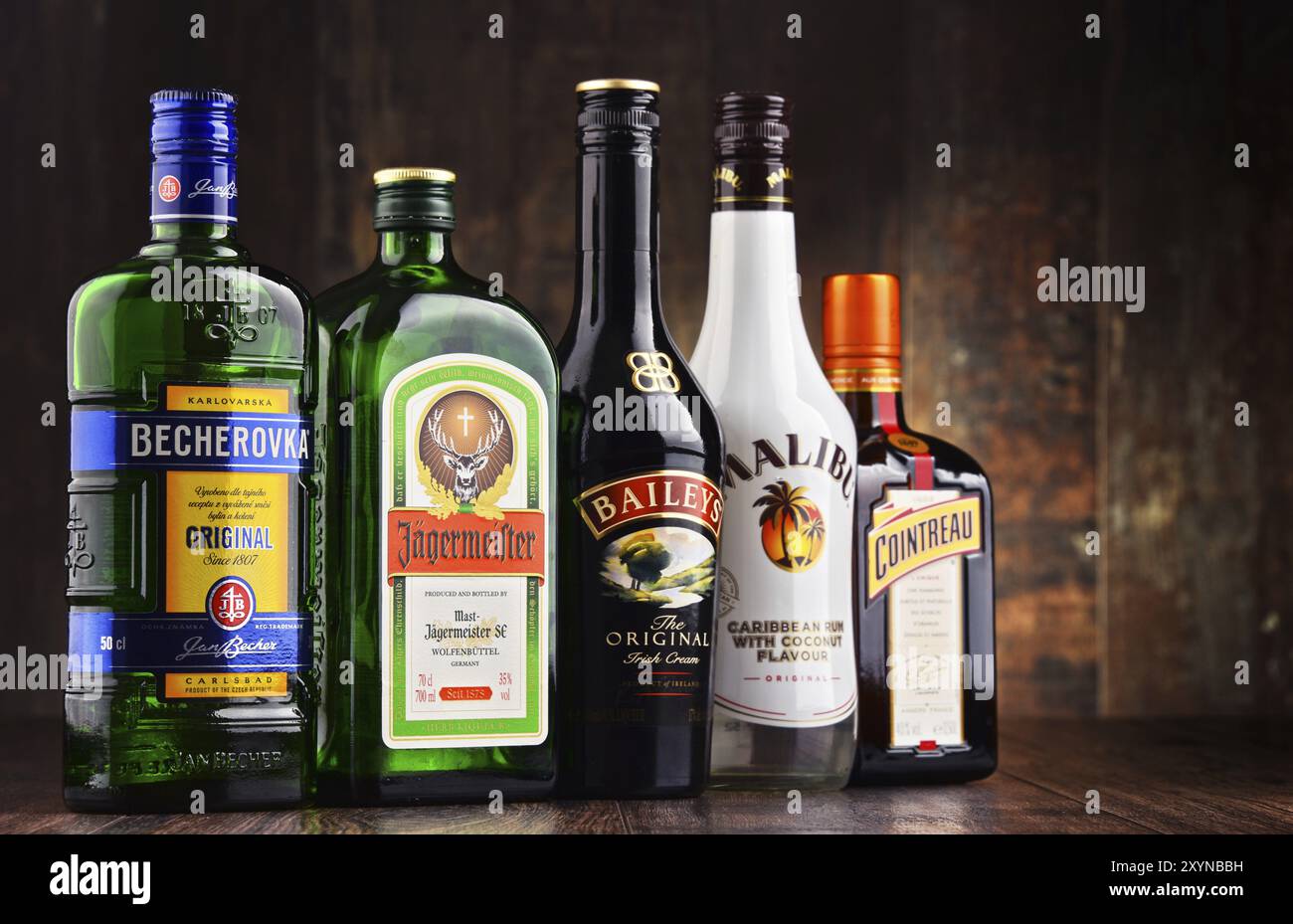 Descendants historiques de plantes médicinales, les liqueurs sont des boissons à base de spiritueux distillés aromatisés aux fruits, à la crème, aux herbes, aux épices, aux fleurs ou aux noix Banque D'Images