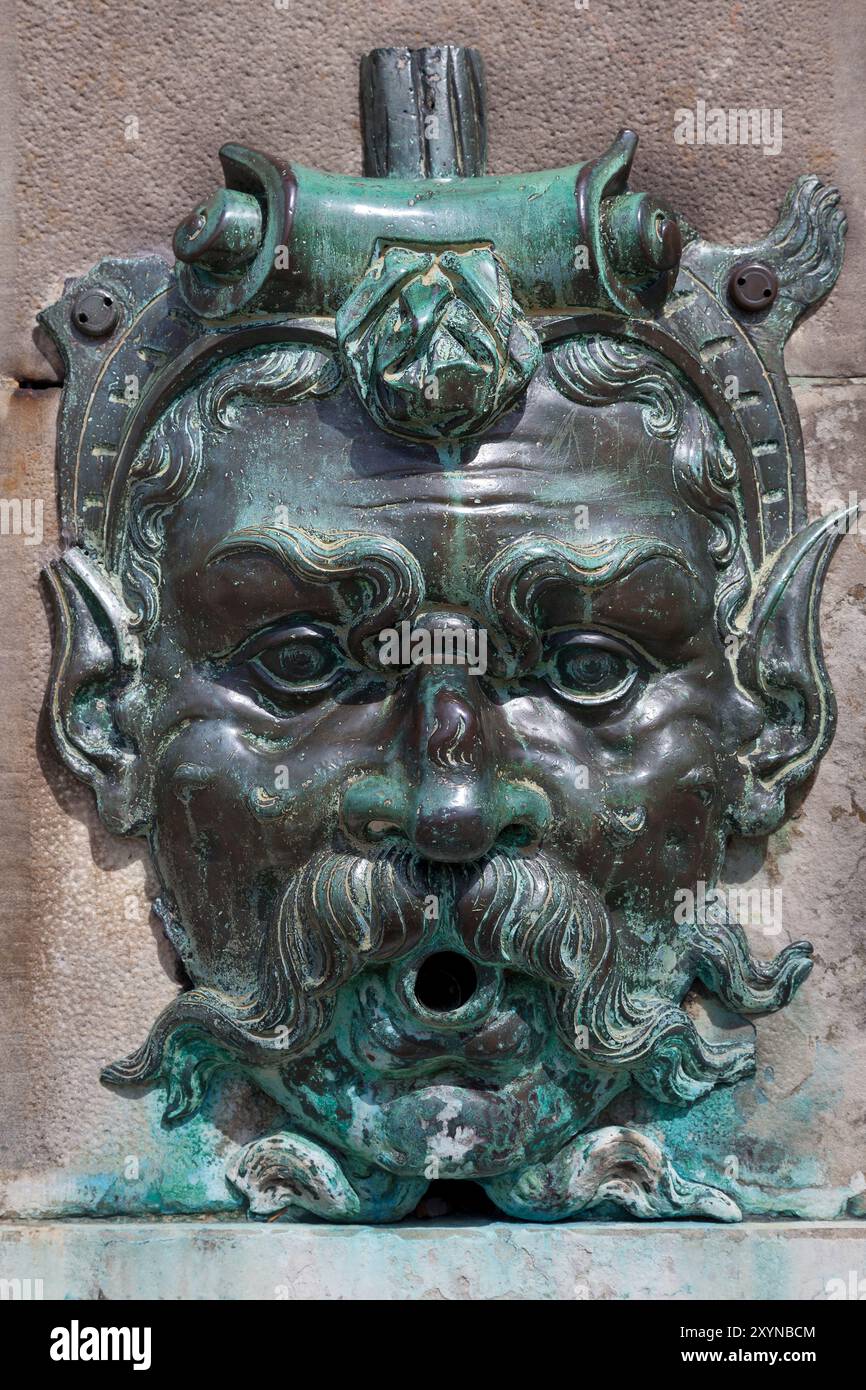 Fontainebleau, France - 29 juin 2014 : masque en bronze d'un diable sur un ornement de fontaine au palais Fontainebleau Banque D'Images