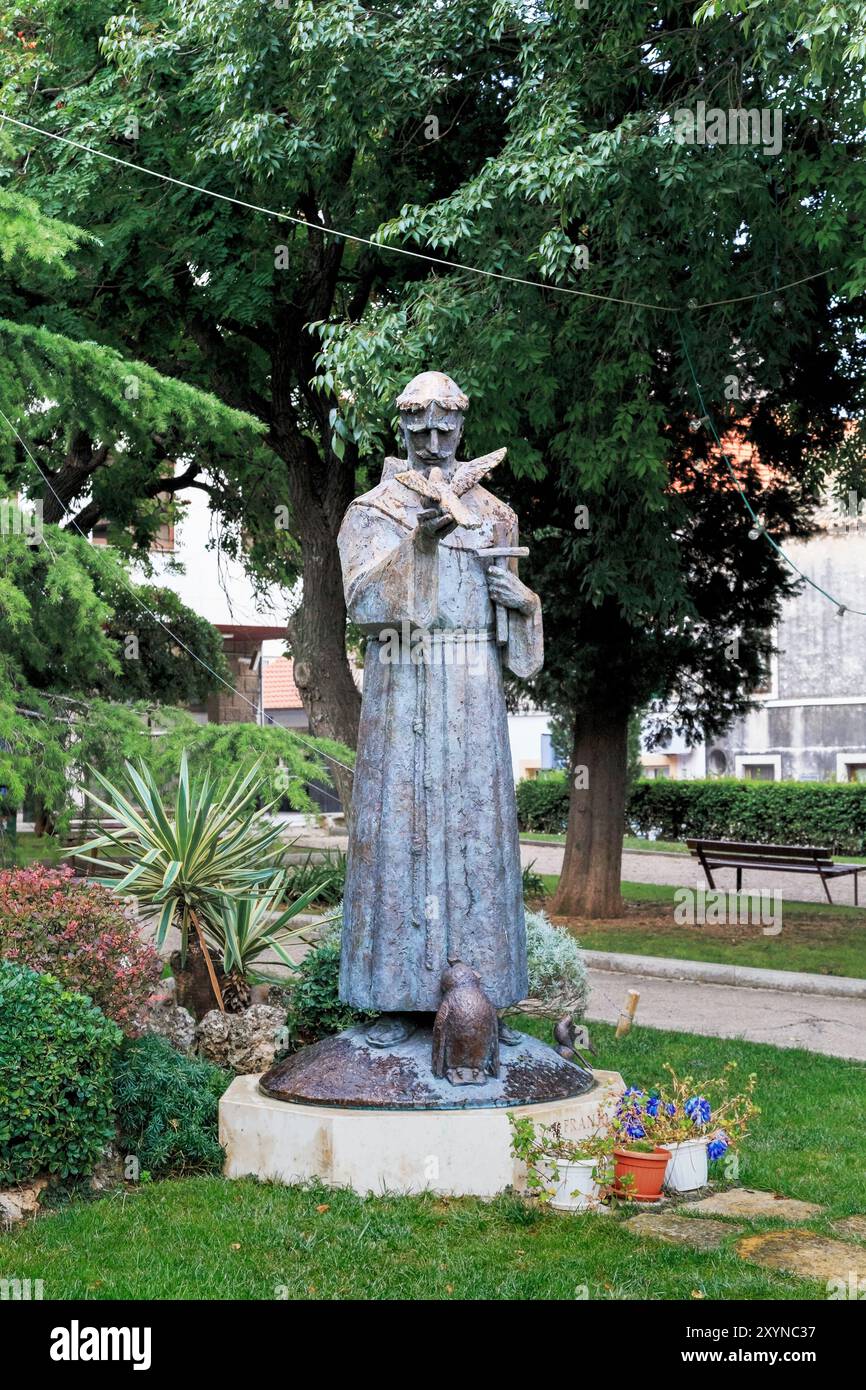 SIBENIK, CROATIE - 9 SEPTEMBRE 2016 : Voici la statue de Saint François dans le parc Luje Maruna. Banque D'Images