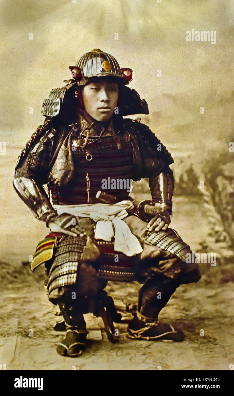 Homme en armure samouraï 1890 Unkown photographe, japonais couleur à la main photo noir et blanc Japon fin 19ème - début du XXe siècle photographie d'albumen vintage ( histoire historique ) reproduction numérique améliorée . ( Samurai ou bushi étaient des membres de la classe des guerriers qui servaient de serviteurs aux seigneurs (y compris daimyo) dans le Japon féodal. Guerriers à l'origine qui ont servi le Kuge et la cour impériale à la fin du XIIe siècle, ils ont fini par jouer un rôle politique majeur jusqu'à leur abolition à la fin des années 1870 pendant l'ère Meiji. Banque D'Images