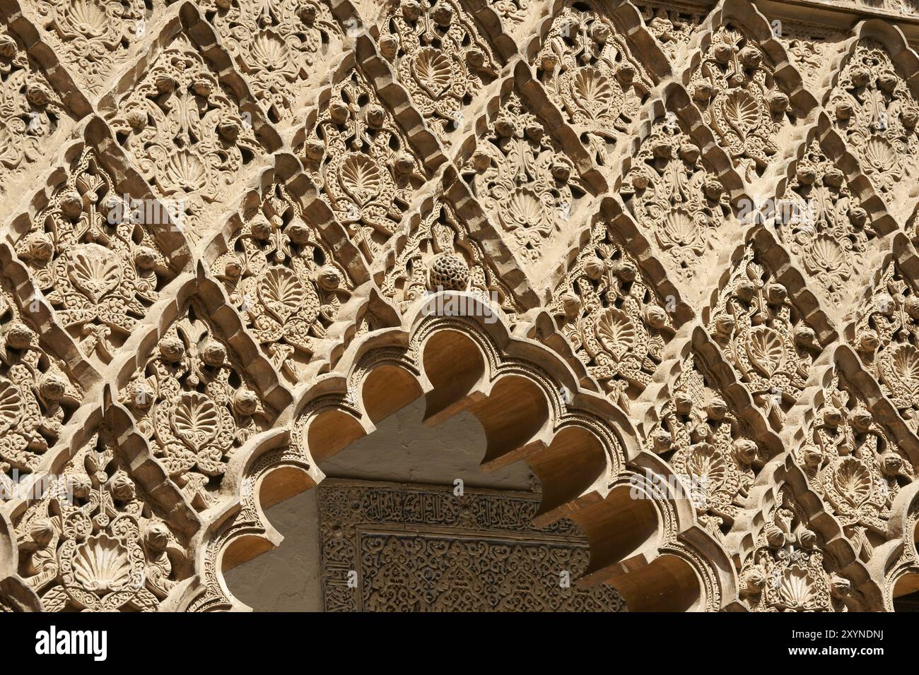 Décorations mudéjar dans le Patio de las Doncellas (Cour des Maidens) de Pierre le premier Palais dans les Alcazars royaux de Séville, Espagne. Mude Banque D'Images