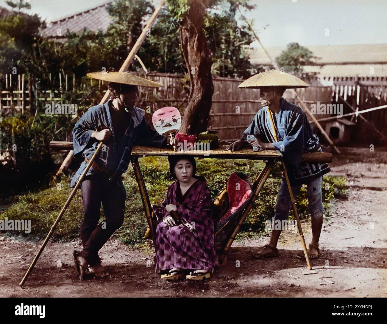 Femme et porteuses de palanquins 1890 par Seibei Kajima, actif pendant l'ère Meiji (1868-1912). « Photographe millionnaire », qui a beaucoup contribué au monde de la photographie au Japon. Photo japonaise en noir et blanc colorée à la main Japon fin 19ème - début du XXe siècle photographie d'albumen vintage ( histoire historique ) reproduction numérique améliorée. Banque D'Images