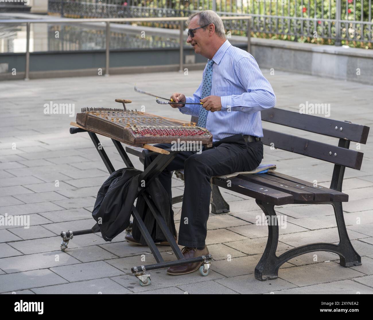 BUCAREST/ROUMANIE, 21 SEPTEMBRE : homme jouant d'un vieil instrument de musique à Bucarest en Roumanie le 21 septembre 2018. Un homme non identifié Banque D'Images