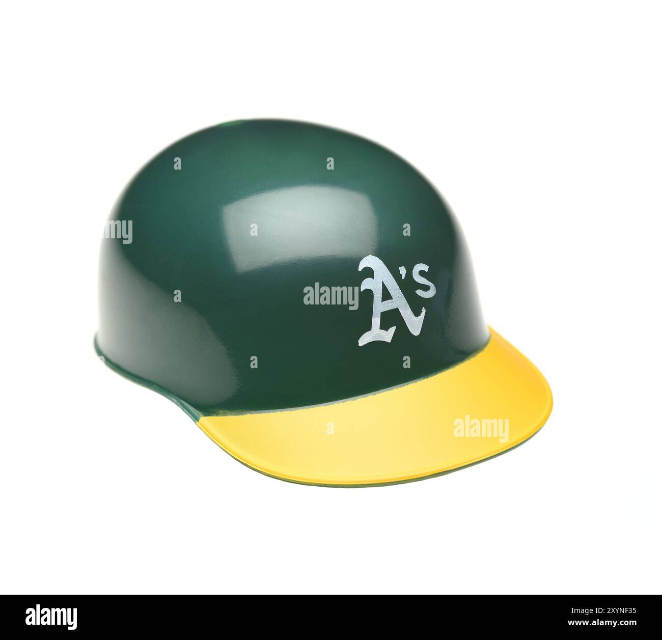 IRVINE, CALIFORNIE - 27 FÉVRIER 2019 : gros plan d'un mini casque collectionnable Batters pour l'Oakland en tant que Major League Baseball. Banque D'Images