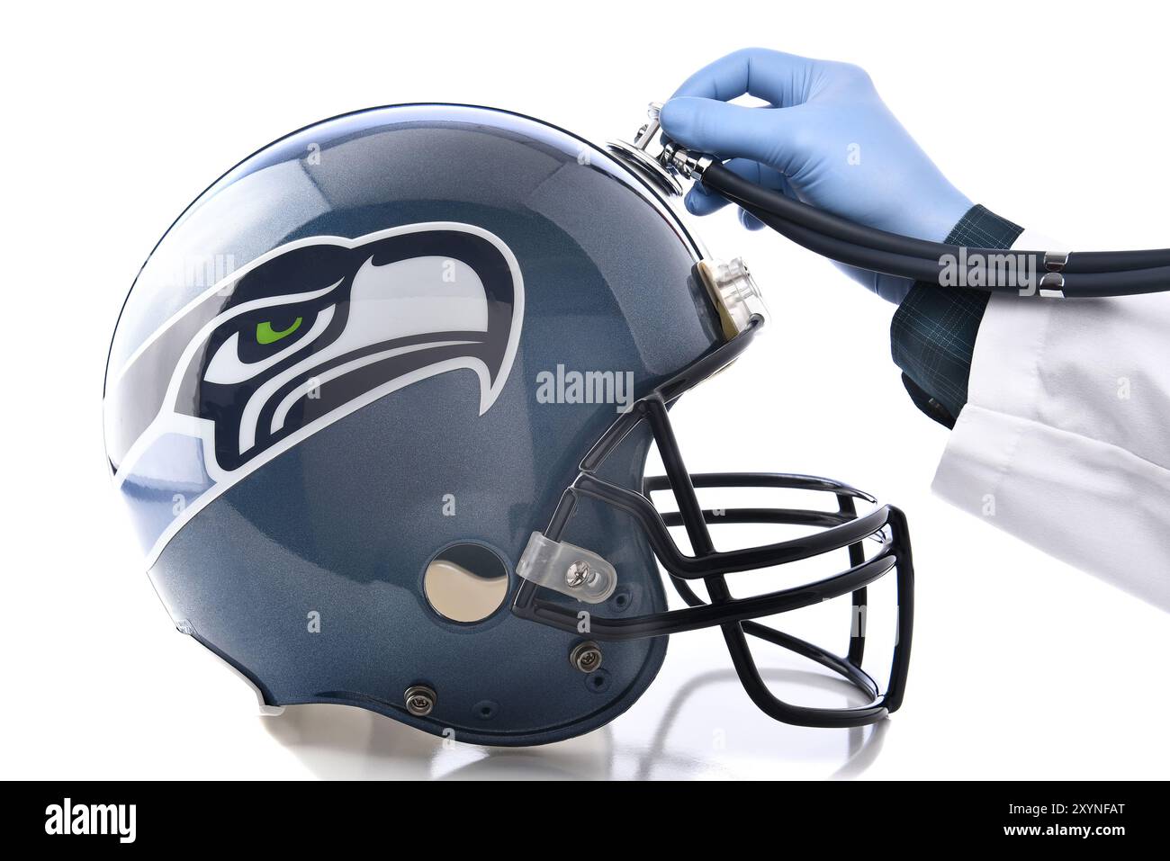 IRVINE, CA - 6 JANVIER 2015 : casque de football Seattle Seahawks avec stéthoscope. Concept de commotion sportive, une situation en cours dans la NFL. Banque D'Images