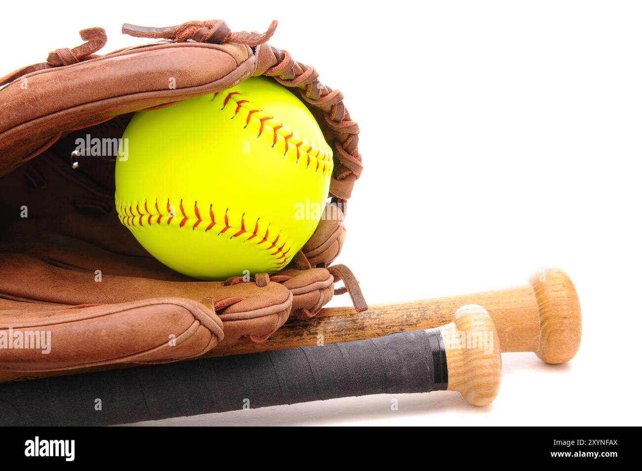 Gros plan d'une boule de Softball Glove et deux battes sur blanc avec copyspace. Format horizontal. Banque D'Images