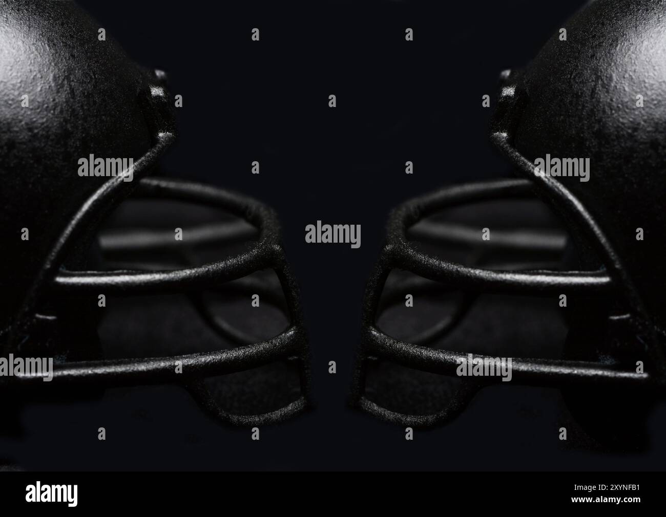 Casque de football noir protège-visage à la garde-visage sur un fond noir. Gros plan avec faible profondeur de champ. Concept de compétition. Banque D'Images