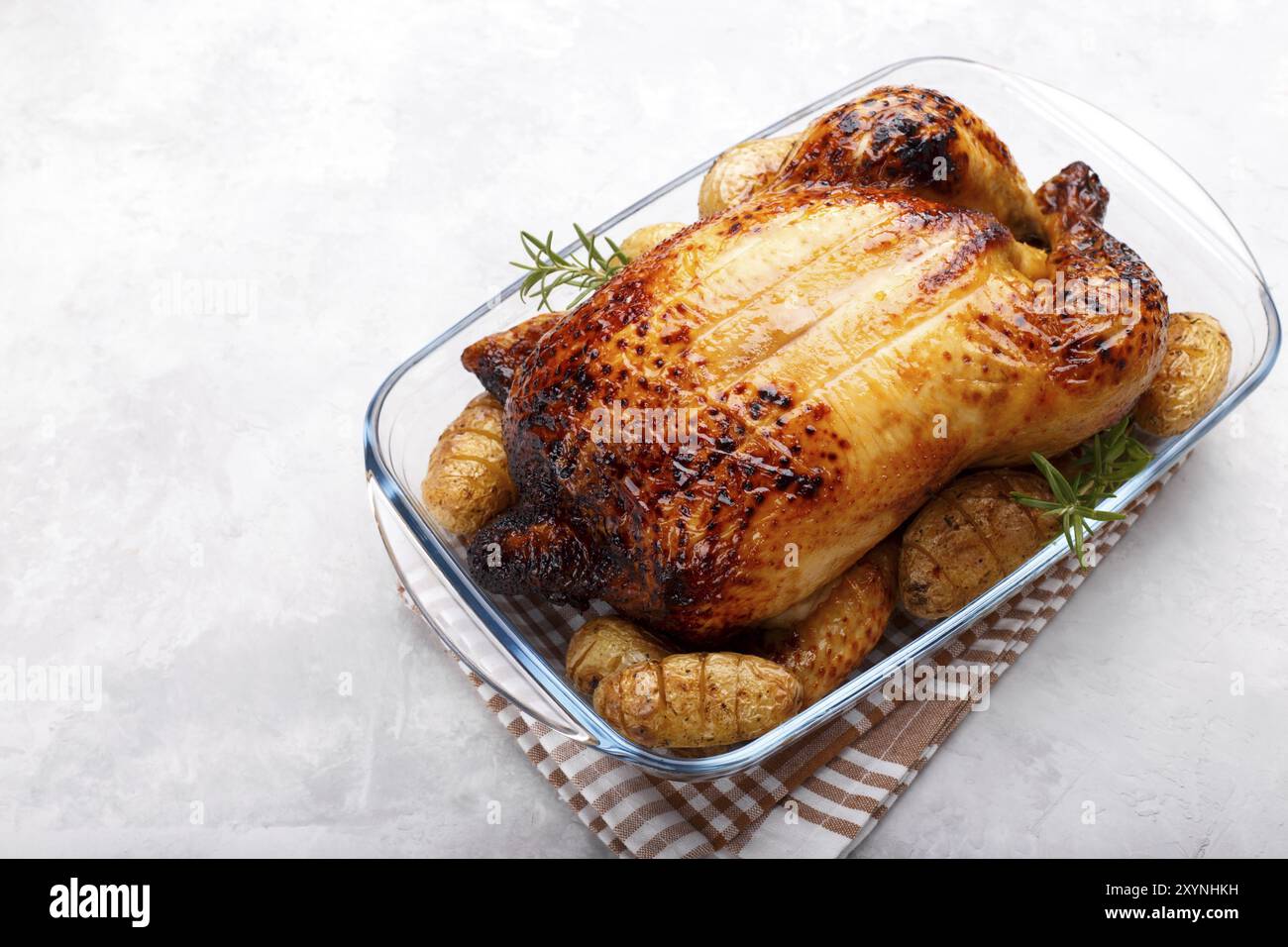 Poulet rôti et pommes de terre sur fond de pierre grise plat poser espace menu ou modèle de recette Banque D'Images