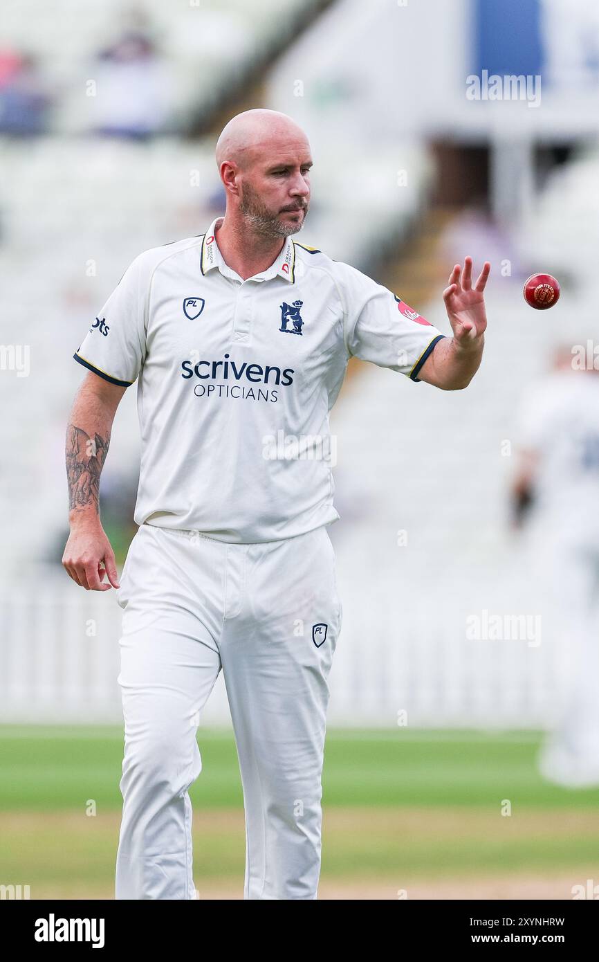 Birmingham, Royaume-Uni. 30 août 2024. # 22, Chris Rushworth du Warwickshire reçoit le ballon alors qu'il se prépare à jouer lors du match de Vitality County Championship Division One entre Warwickshire CCC et Kent CCC à Edgbaston Cricket Ground, Birmingham, Angleterre le 30 août 2024. Photo de Stuart Leggett. Utilisation éditoriale uniquement, licence requise pour une utilisation commerciale. Aucune utilisation dans les Paris, les jeux ou les publications d'un club/ligue/joueur. Crédit : UK Sports pics Ltd/Alamy Live News Banque D'Images