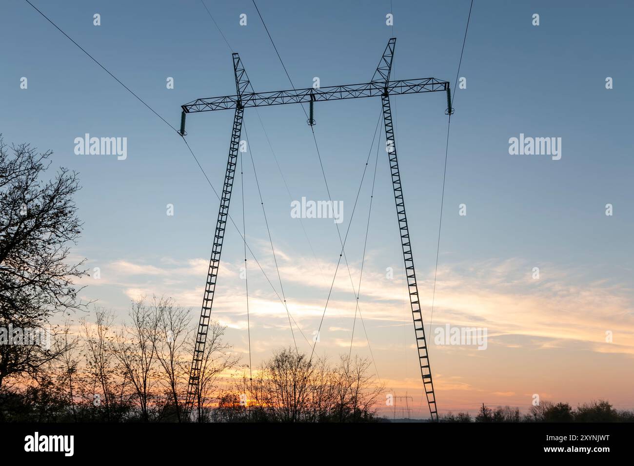 Lignes électriques à haute tension au coucher du soleil. À l'avenir - rareté de l'électricité. En raison des prix élevés, les gens désespérés n'ont pas d'argent pour payer l'électricité Banque D'Images