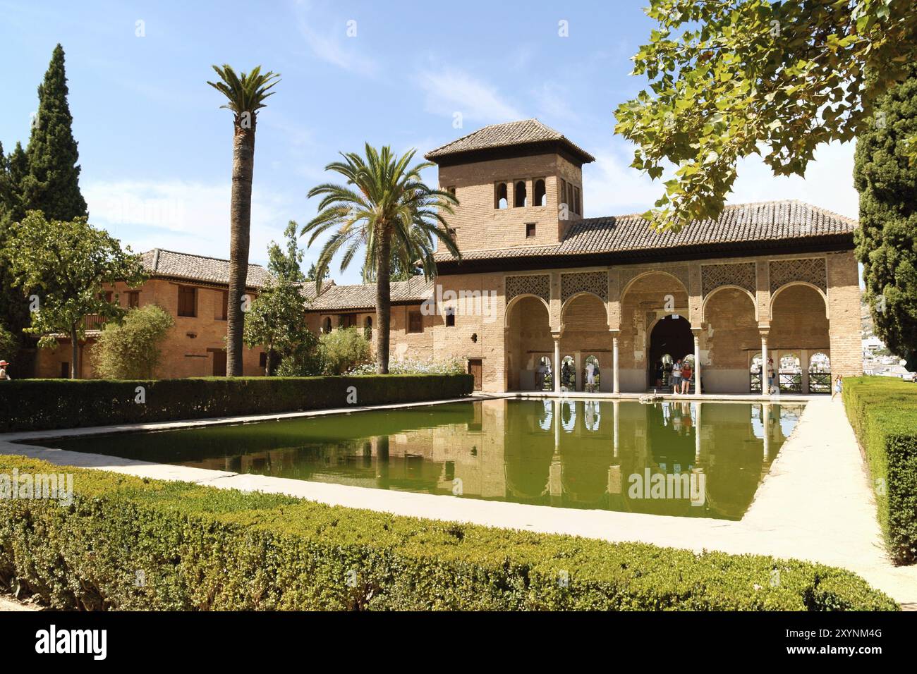 Grenade, Espagne, 14 août 2011 : Tour des dames (Torre de las Damas) et jardins de la Partal à l'Alhambra de Grenade. Ce bâtiment mauresque m'a construit Banque D'Images