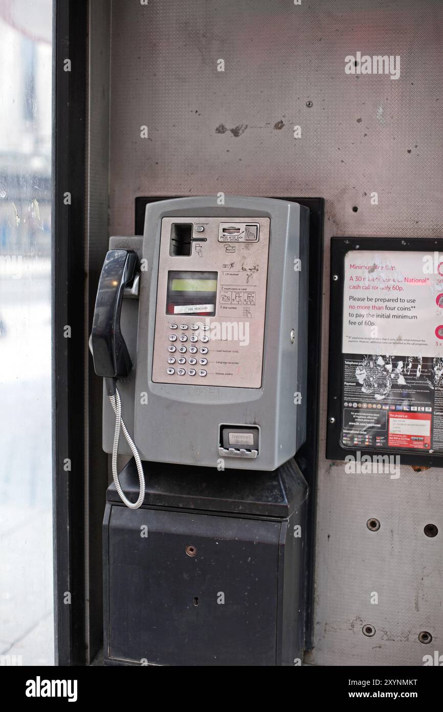 Londres, Royaume-Uni - 24 janvier 2013 : cabine téléphonique payante CONS and Card Operated de British Telecom Company. Banque D'Images