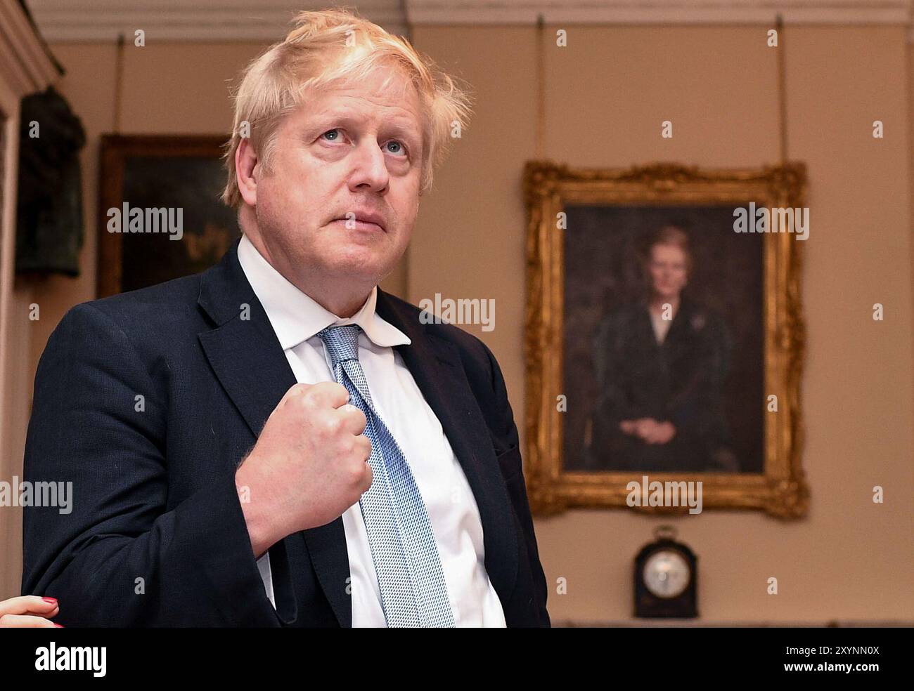 Londres, Royaume-Uni. 13 décembre 2019. Image © concédée sous licence à Parsons Media. 30/08/2024. Londres, Royaume-Uni. Portrait de Margaret Thatcher supprimé de l'étude no 10. Photo prise le 13/12/2019. Londres, Royaume-Uni. Boris Johnson le soir des élections. Le premier ministre britannique Boris Johnson regarde les résultats des élections de 2019 à la télévision dans son étude au 10 Downing Street. Photo par crédit : andrew parsons/Alamy Live News Banque D'Images