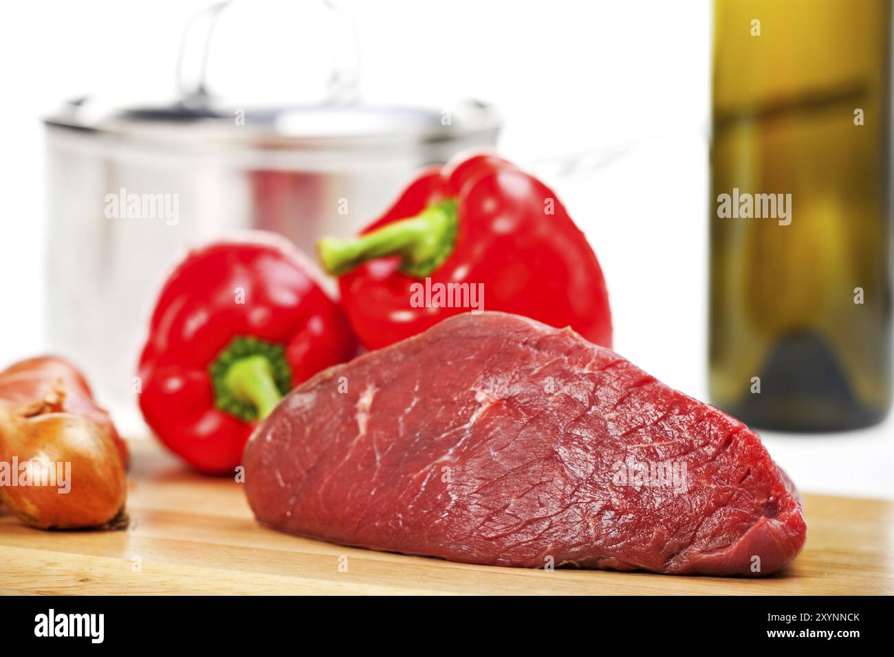 Viande crue sur une planche à découper en bois Banque D'Images