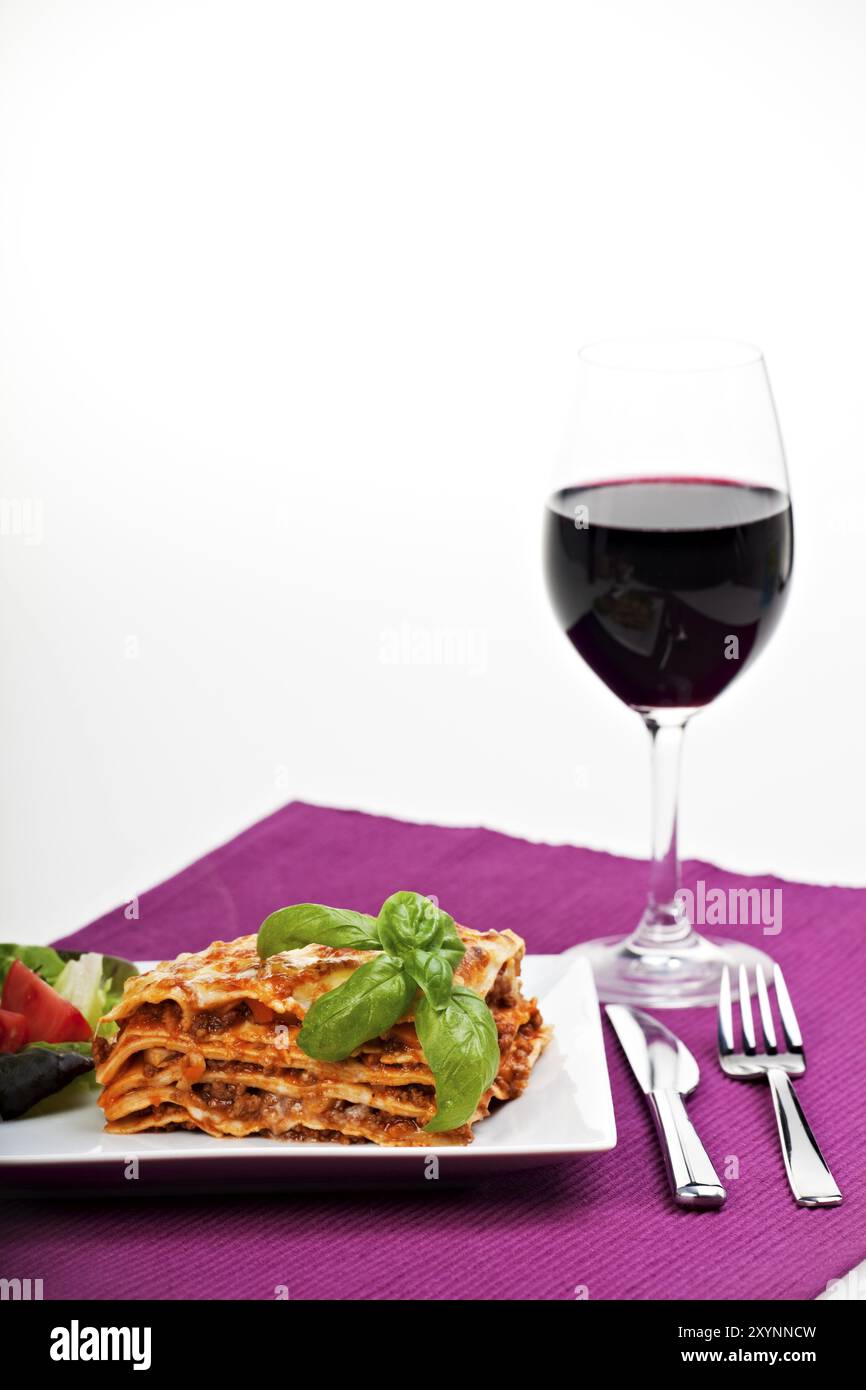 Lasagne al forno sur une assiette avec du vin rouge Banque D'Images