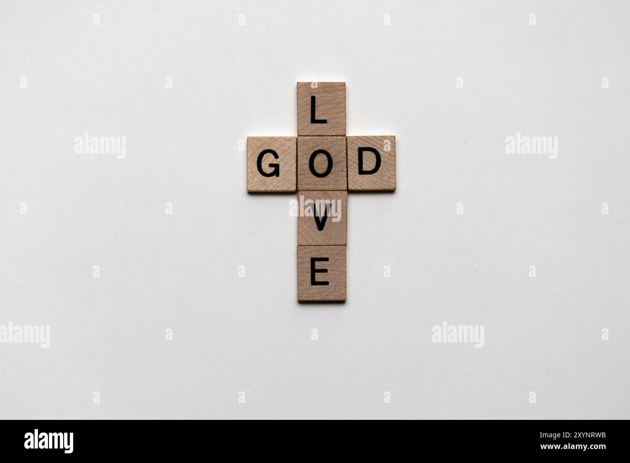 Tuiles lettrées création de mots croisés Puzzle lecture de «Dieu» à travers et «amour» vers le bas formant une croix – concept chrétien de Jésus, Dieu est amour Banque D'Images