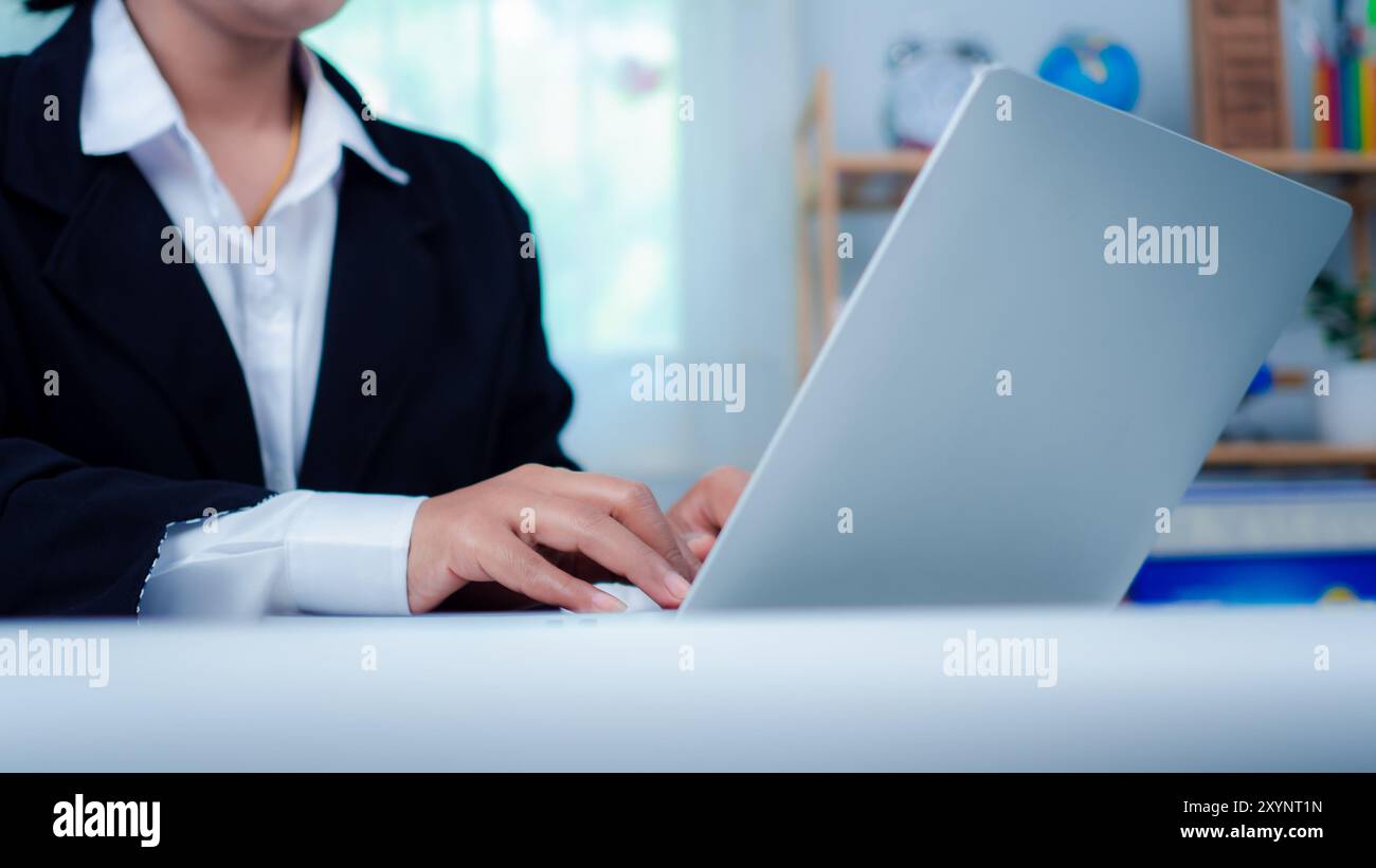 Femme d'affaires travaillant sur ordinateur portable au bureau, mains toucher sur tablette au bureau avec fond sombre, travail en ligne, Copier l'espace, surfer sur le net, Banque D'Images