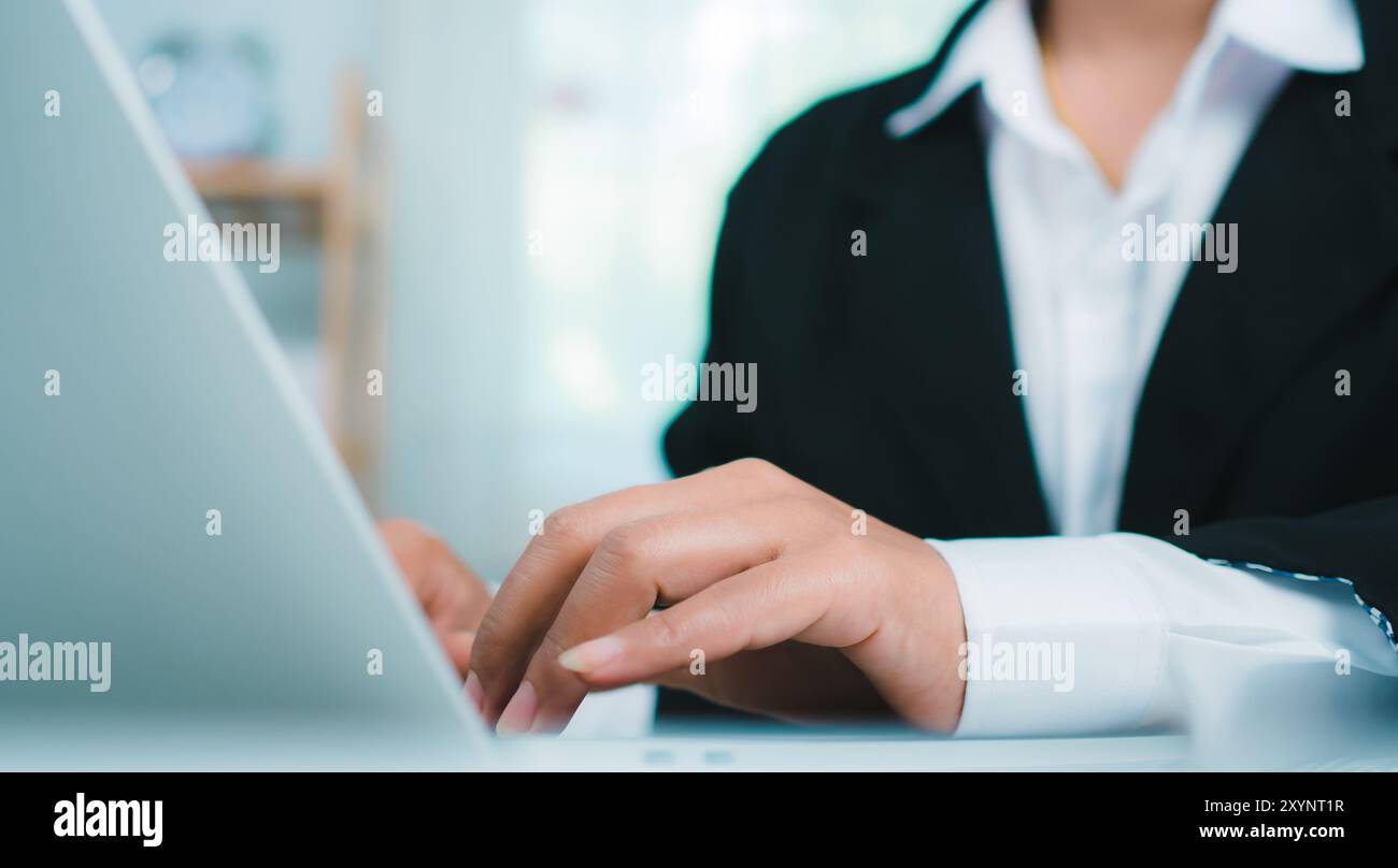 Femme d'affaires travaillant sur ordinateur portable au bureau, mains toucher sur tablette au bureau avec fond sombre, travail en ligne, Copier l'espace, surfer sur le net, Banque D'Images