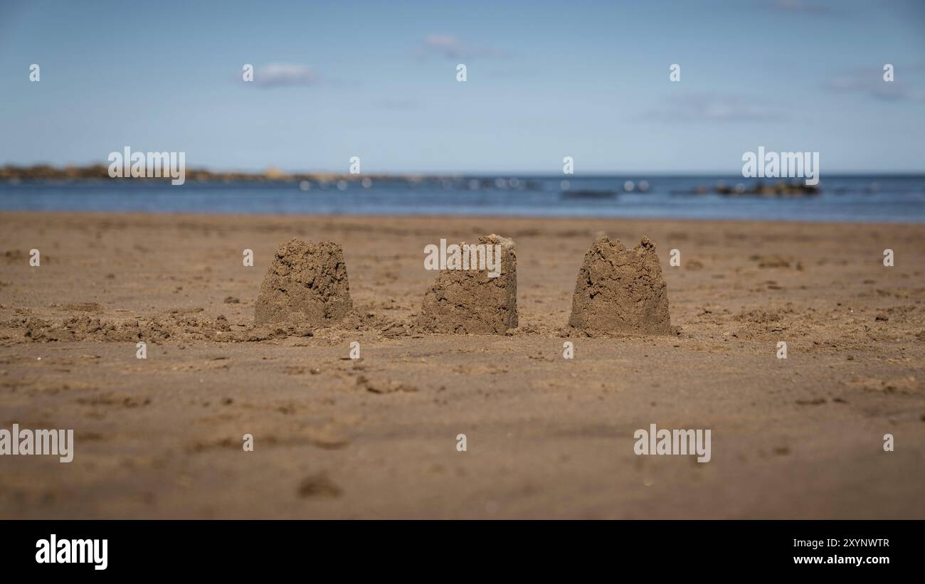 Châteaux de sable sur la plage de Runswick Sands, North Yorkshire Angleterre, Royaume-Uni, avec la mer du Nord en arrière-plan Banque D'Images