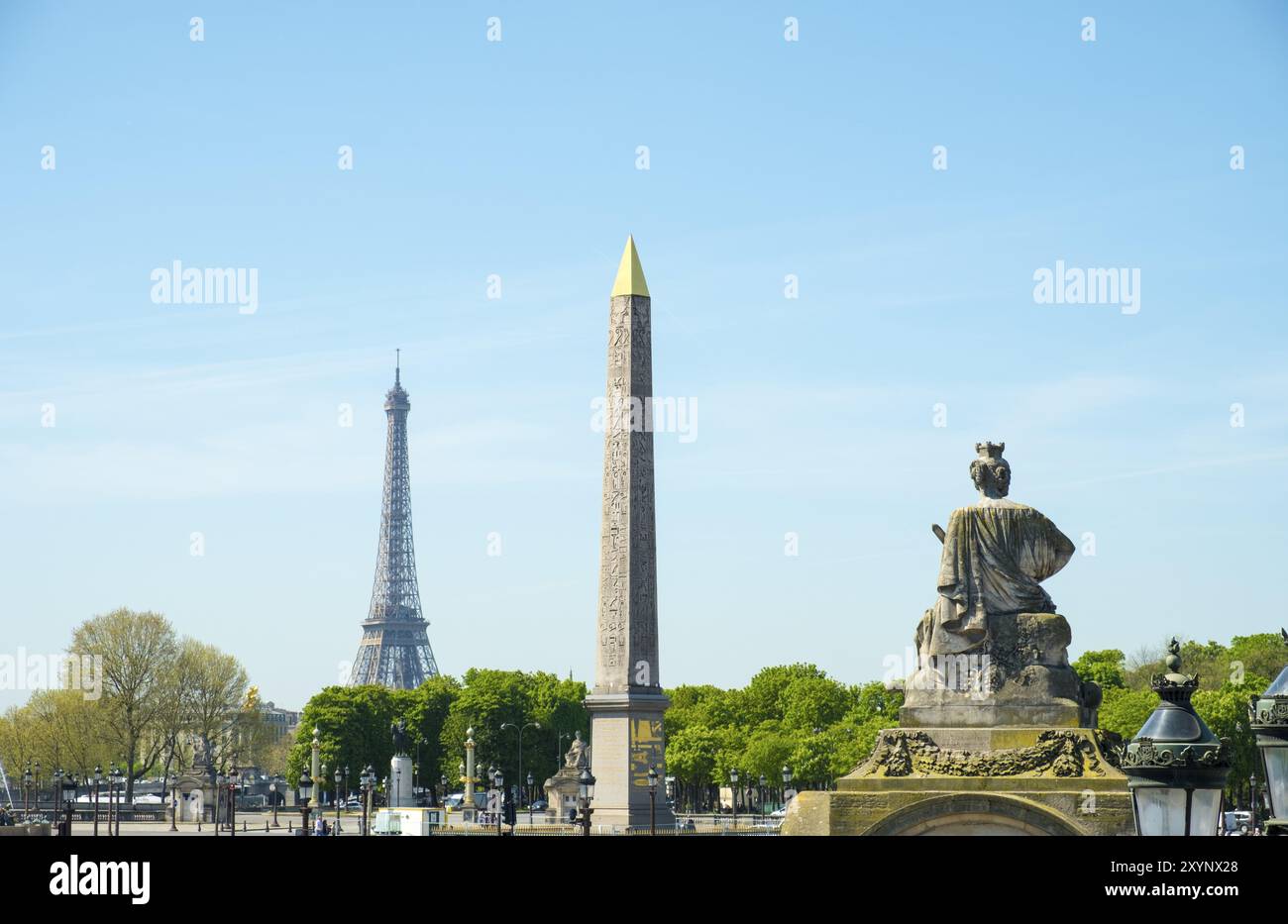 Vue alignée de la statue de Strasbourg, de l'obélisque égyptien et de la Tour Eiffel sur la place de la Concorde à Paris, France, Europe Banque D'Images