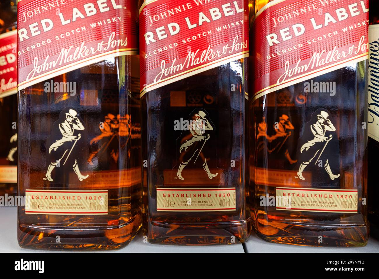 Lviv, Ukraine - 26 août 2024 : Johnnie Walker Red Label Blended Scotch Whisky bouteilles Banque D'Images