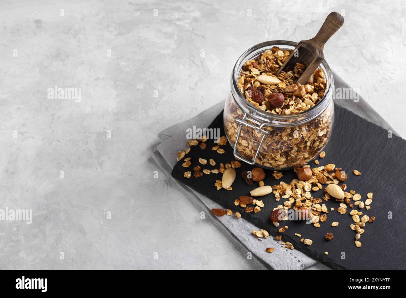En bonne santé maison faite d'avoine granola noix et fruits sur fond noir en noir copy space Banque D'Images