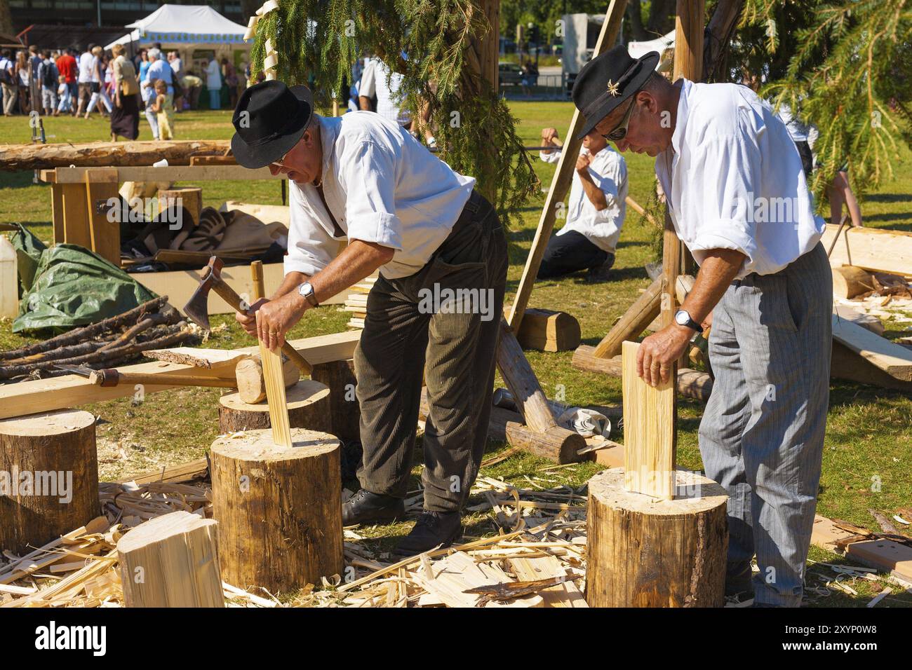 Annecy, France, 6 juillet 2012 : les menuisiers seniors utilisent des méthodes et des outils traditionnels de la région des Alpes françaises de haute-Savoie pour fabriquer des pièces en bois pour le bois Banque D'Images