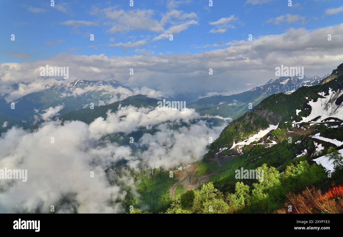 Belles vues sur les montagnes du Caucase d'une hauteur Banque D'Images