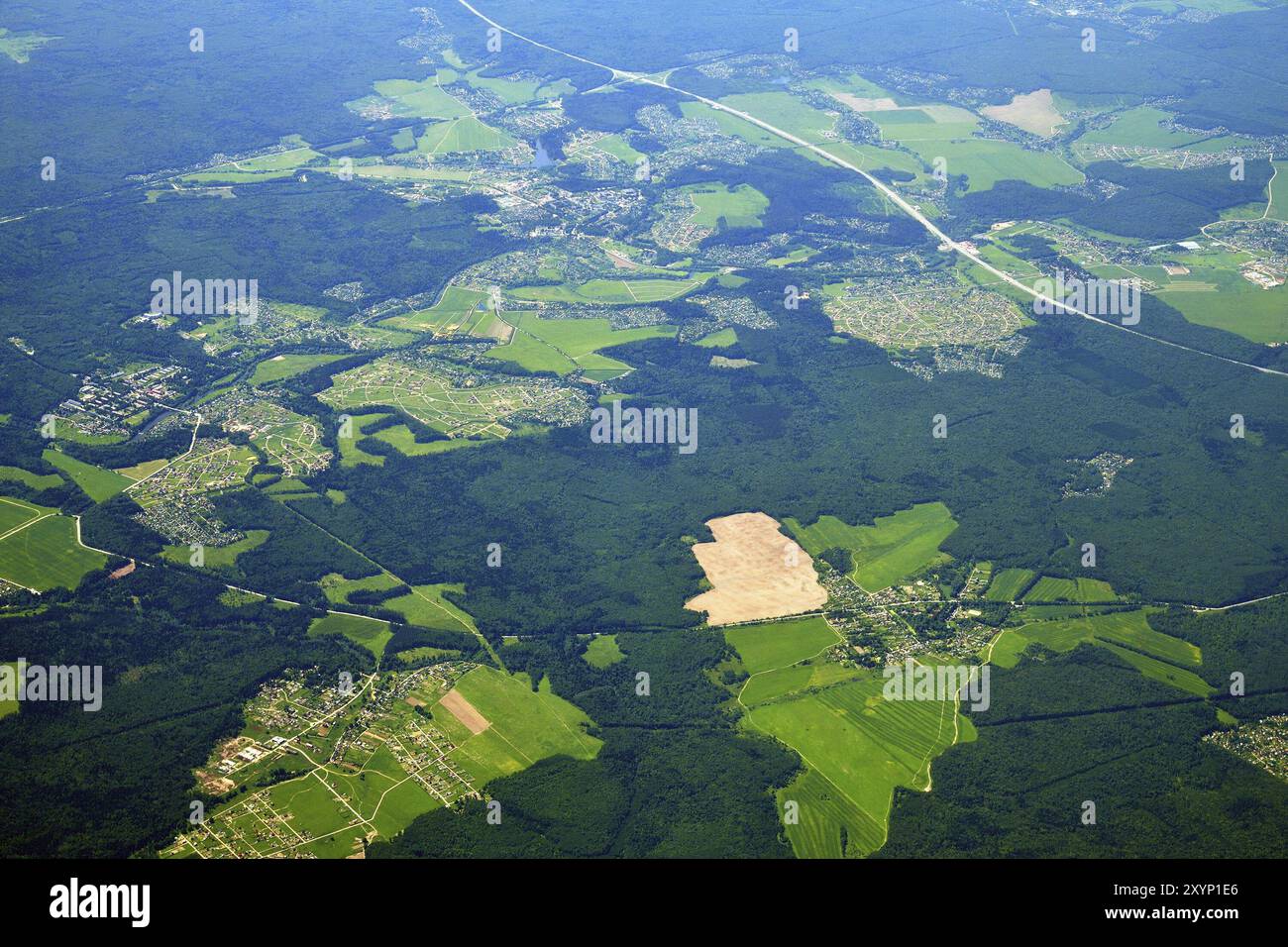 Vue d'une grande hauteur sur une plaine couverte de forêt et d'arbres Banque D'Images