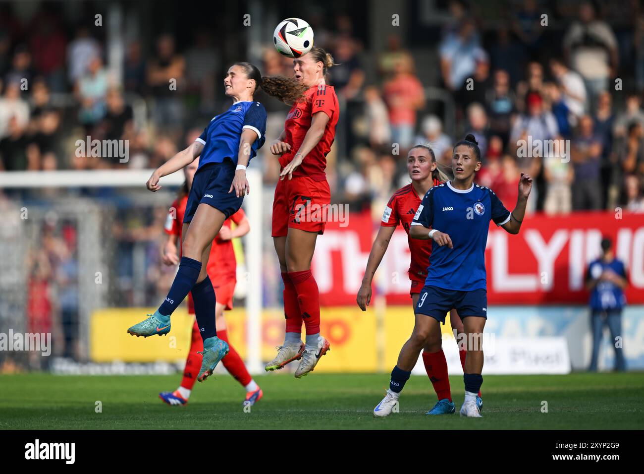 Potsdam, Allemagne. 30 août 2024. Football, femmes : Bundesliga, turbine Potsdam - Bayern Munich, Journée 1, Karl-Liebknecht-Stadion. Mia Schmid de Potsdam (l) contre Klara Bühl du Bayern. Crédit : Sebastian Christoph Gollnow/dpa - NOTE IMPORTANTE : conformément aux règlements de la DFL German Football League et de la DFB German Football Association, il est interdit d'utiliser ou de faire utiliser des photographies prises dans le stade et/ou du match sous forme d'images séquentielles et/ou de séries de photos de type vidéo./dpa/Alamy Live News Banque D'Images