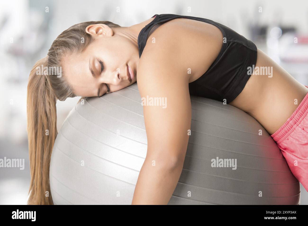 Femme s'endormir dans la salle de sport, dans une salle de sport Banque D'Images