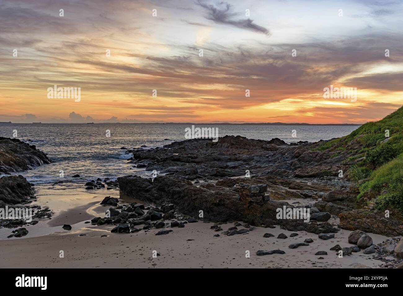 La ligne d'horizon et le coucher du soleil à tous les saints dans la baie de Salvador de Bahia, ville Banque D'Images