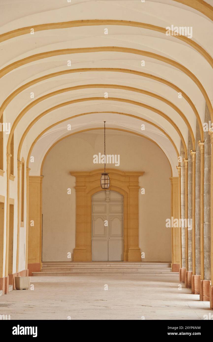 Vue en perspective d'un couloir dans le cloître de l'abbaye de cluny Banque D'Images