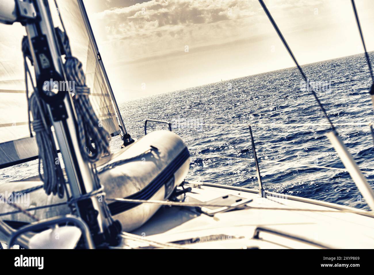 Pont supérieur d'un yacht à voile en haute mer Banque D'Images