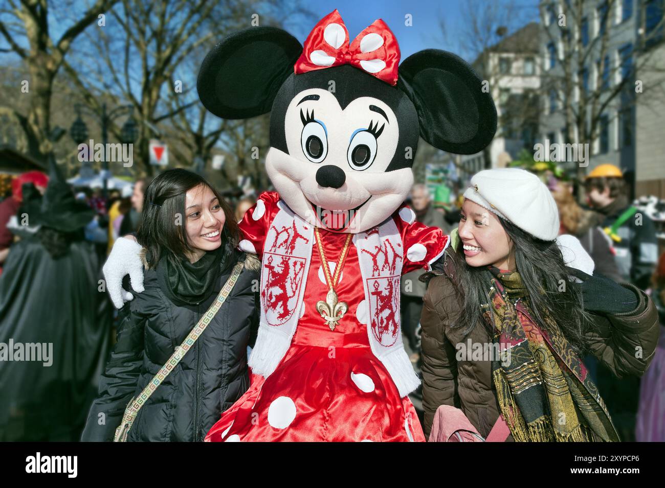 Mickey Mouse avec 2 jeunes filles asiatiques au carnaval de Duesseldorf Banque D'Images