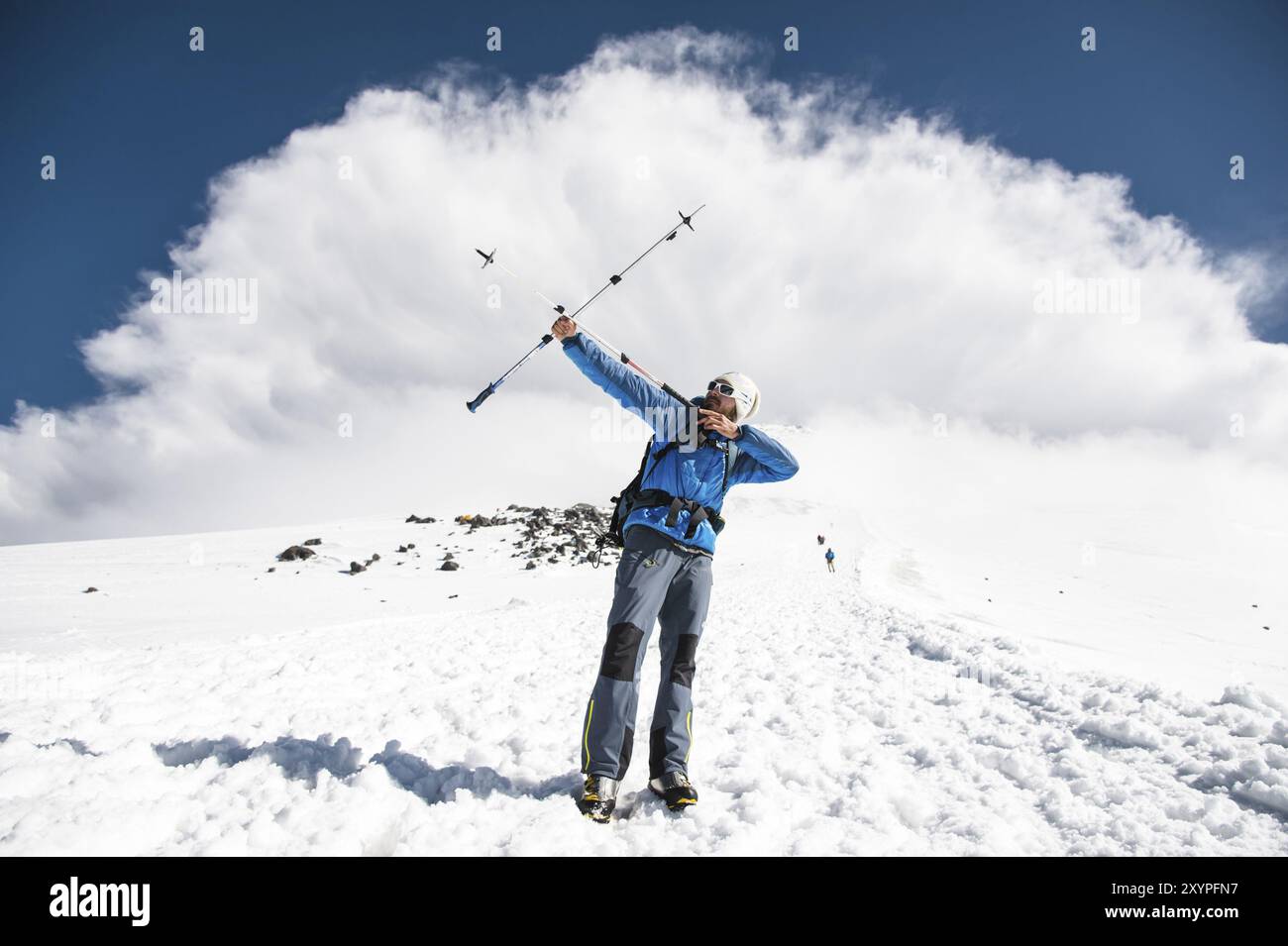 Backpacker dans les montagnes prétend qu'il tire un arc en utilisant l'exemple des bâtons pour la marche scandinave dans le contexte d'un St imminent Banque D'Images