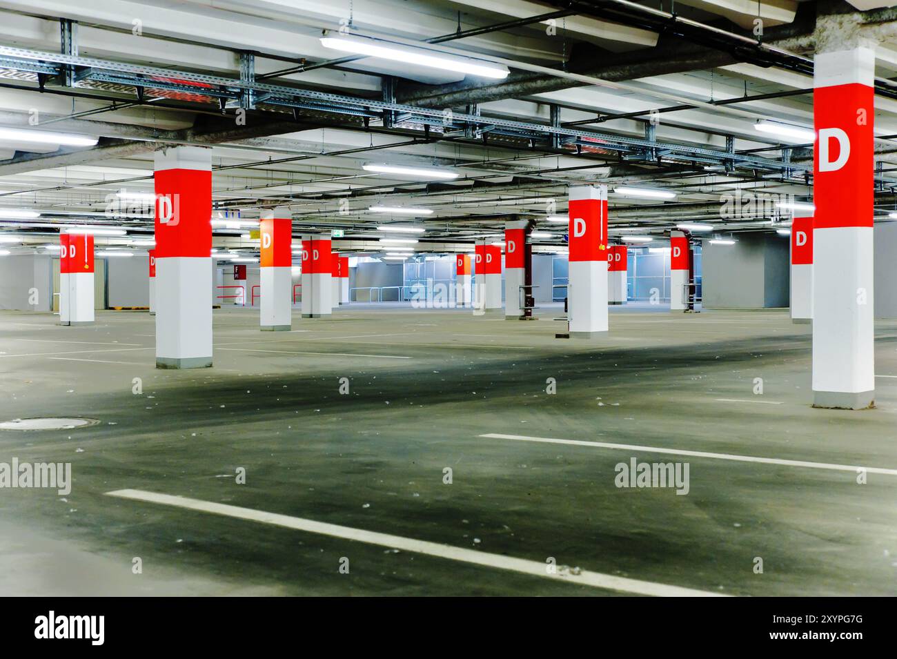 Terrasse de parking vacante d'un parking à plusieurs étages Banque D'Images