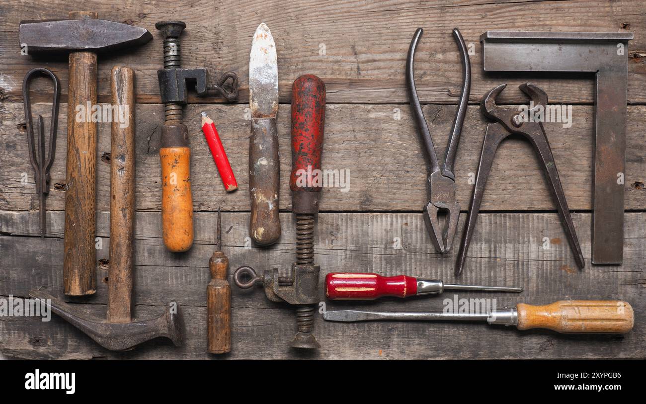 Ancien travailleur du bois outils sur une table en bois utilisé Banque D'Images