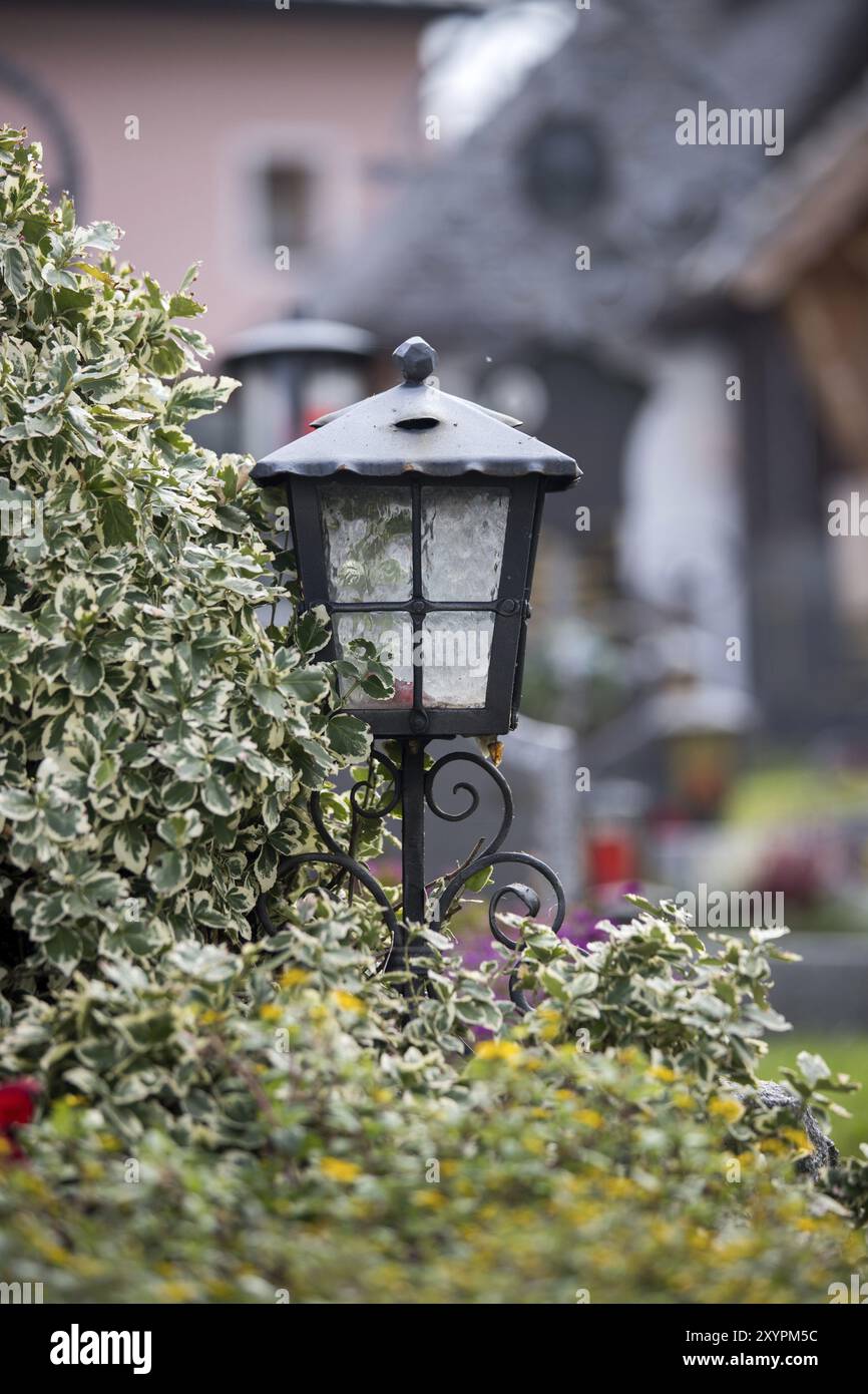 Bougie dans une lanterne en fer sur une tombe dans un cimetière Banque D'Images