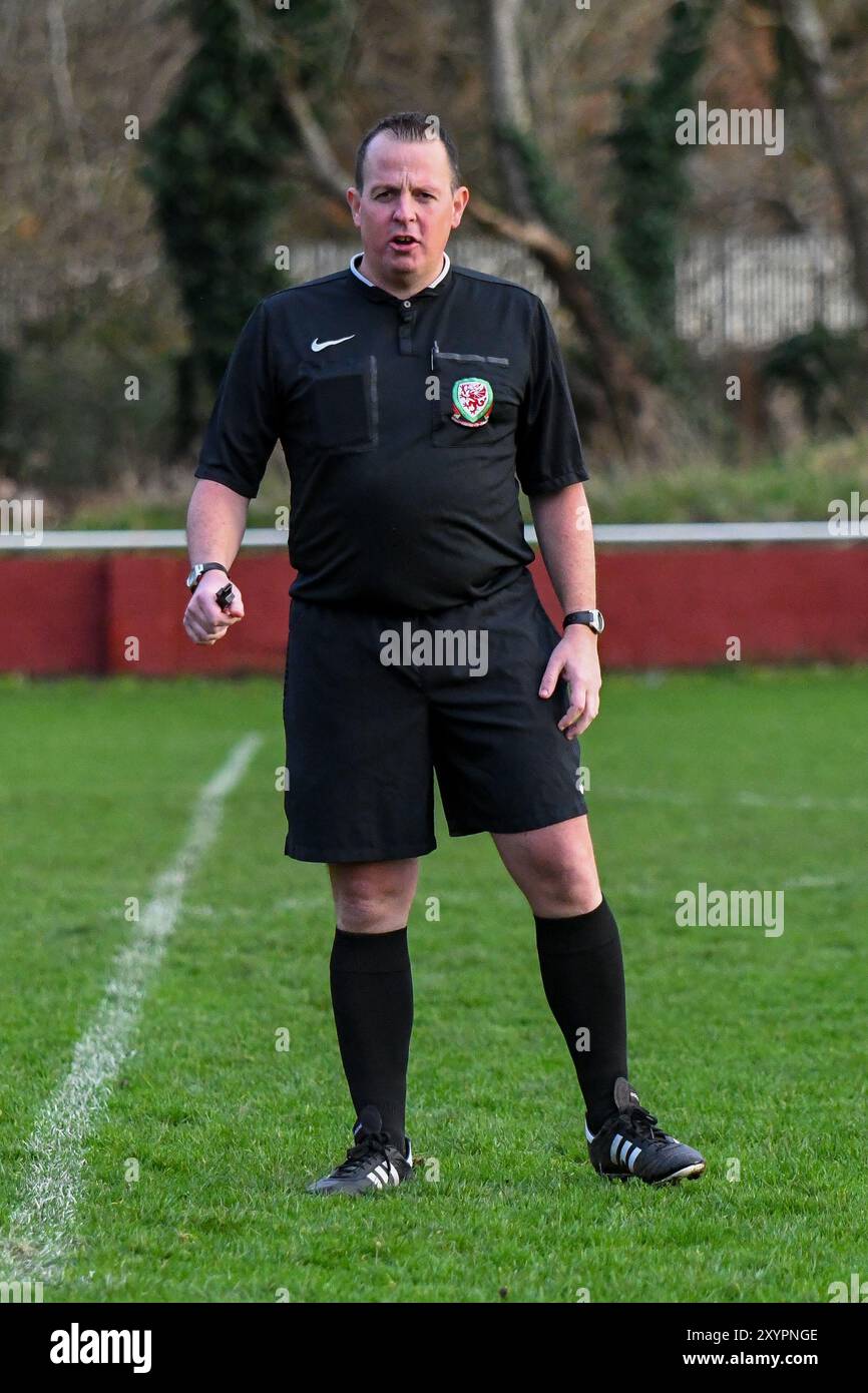 Briton Ferry, pays de Galles. 12 janvier 2020. L'arbitre Paul Fisher lors du match de l'Orchard Welsh premier Women's League entre Briton Ferry Llansawel Ladies et Swansea City Ladies à Old Road à Briton Ferry, pays de Galles, Royaume-Uni le 12 janvier 2020. Crédit : Duncan Thomas/Majestic Media. Banque D'Images