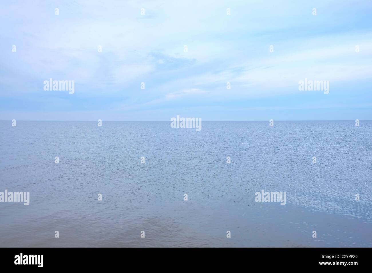 Une large vue sur la mer sous un ciel bleu et nuageux véhicule minimalisme et solitude Banque D'Images