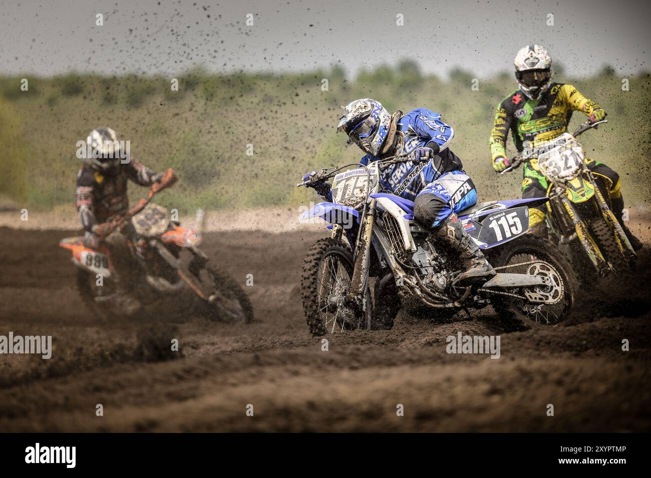 3 cavaliers sur la piste de motocross Banque D'Images