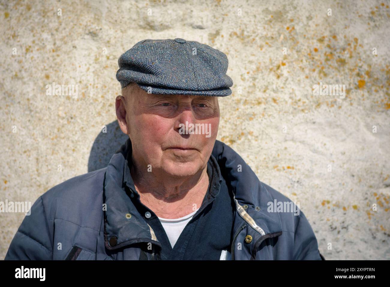 Portrait d'un homme dans une casquette plate, le plus ancien résident de l'île de Christianso, Danemark. Journée ensoleillée, disposition horizontale Banque D'Images