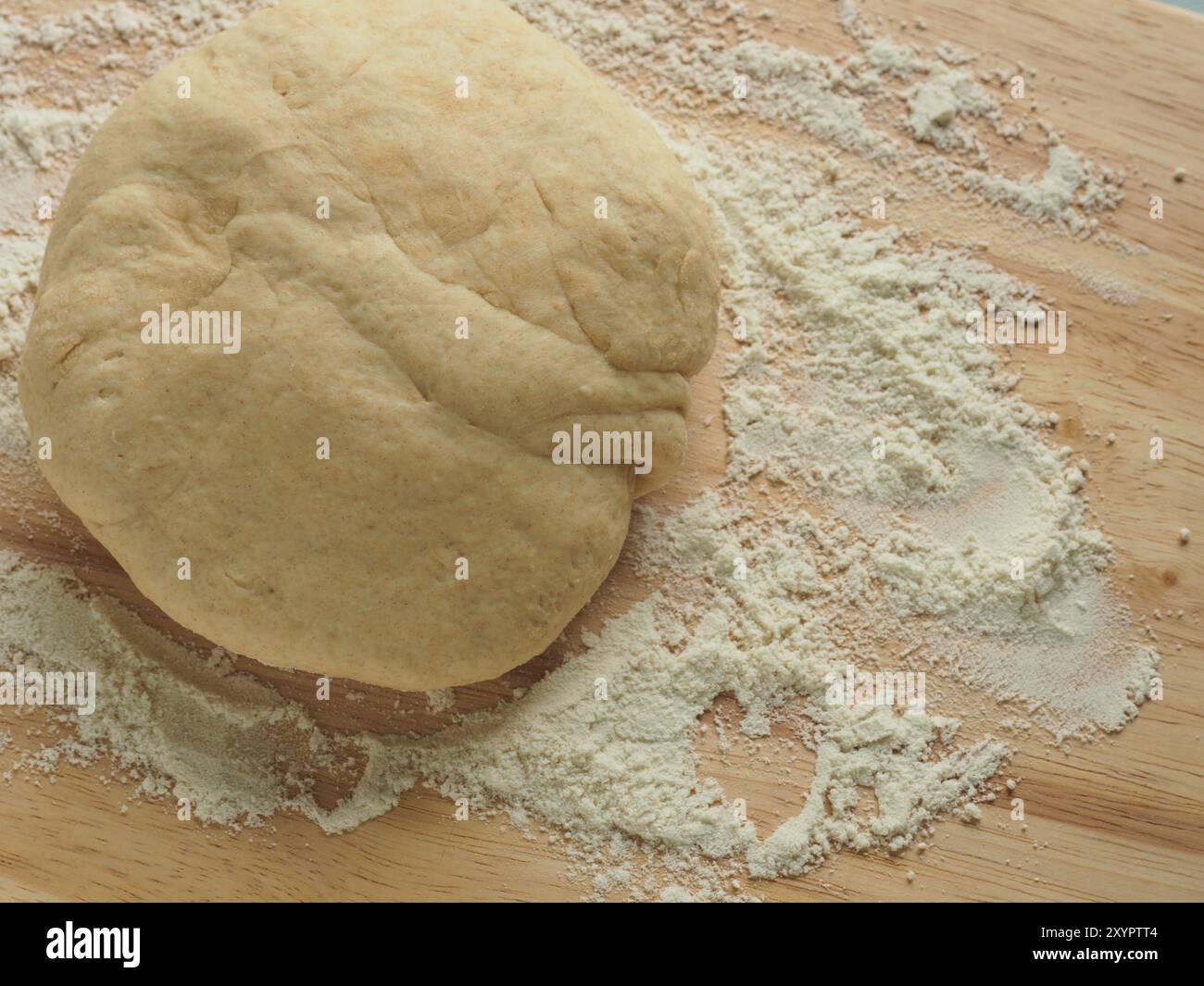 La pâte à pizza sur une planche à découper en bois dans une cuisine Banque D'Images